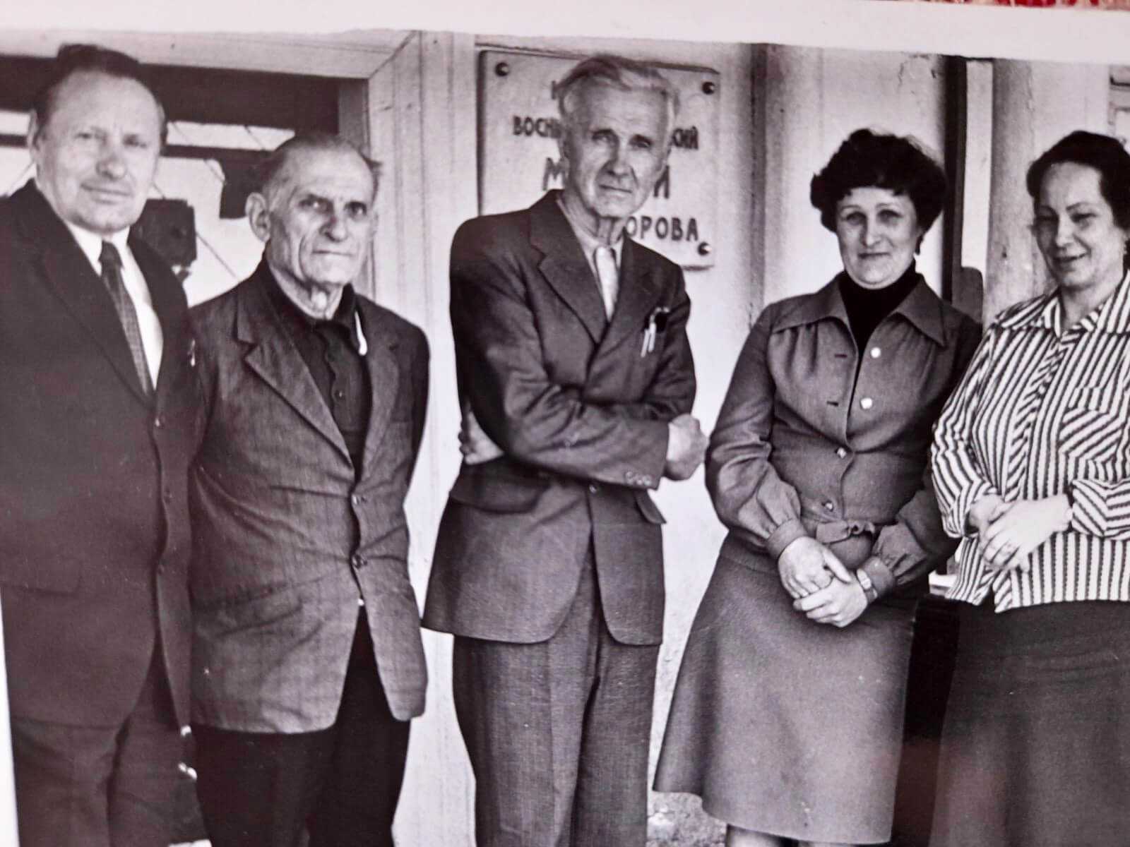 Алексей Мартынов (в центре) и Нина Плиско (2-я справа) с сотрудниками музея