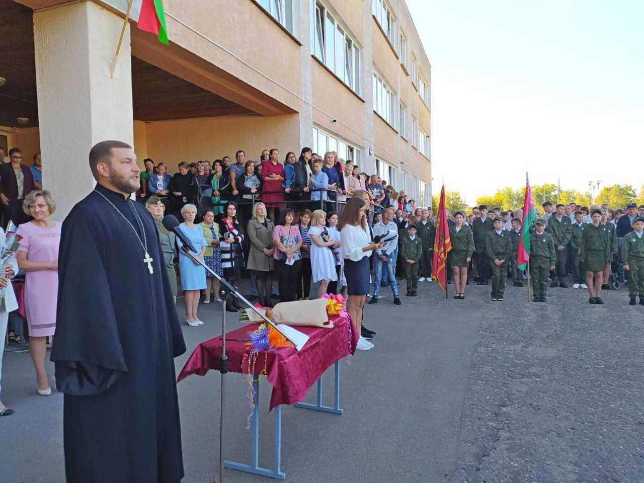 Священники поздравили учителей, школьников и их родителей с началом  учебного года | Кобрин-информ