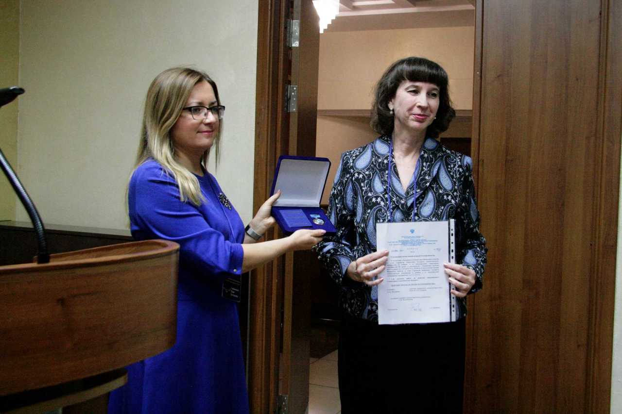 Юлия Семенченко награждает Елену Бабенко